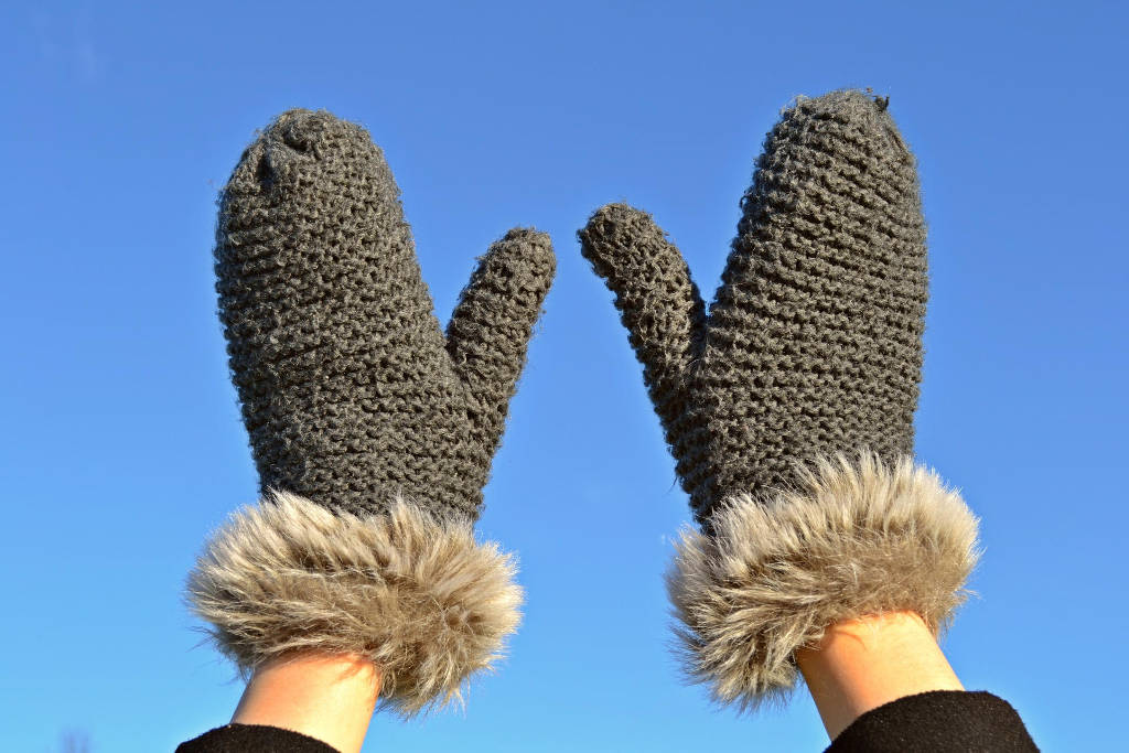 Handschuhe im Winter - Handpflege im Winter - EYVA Blog - Shutterstock