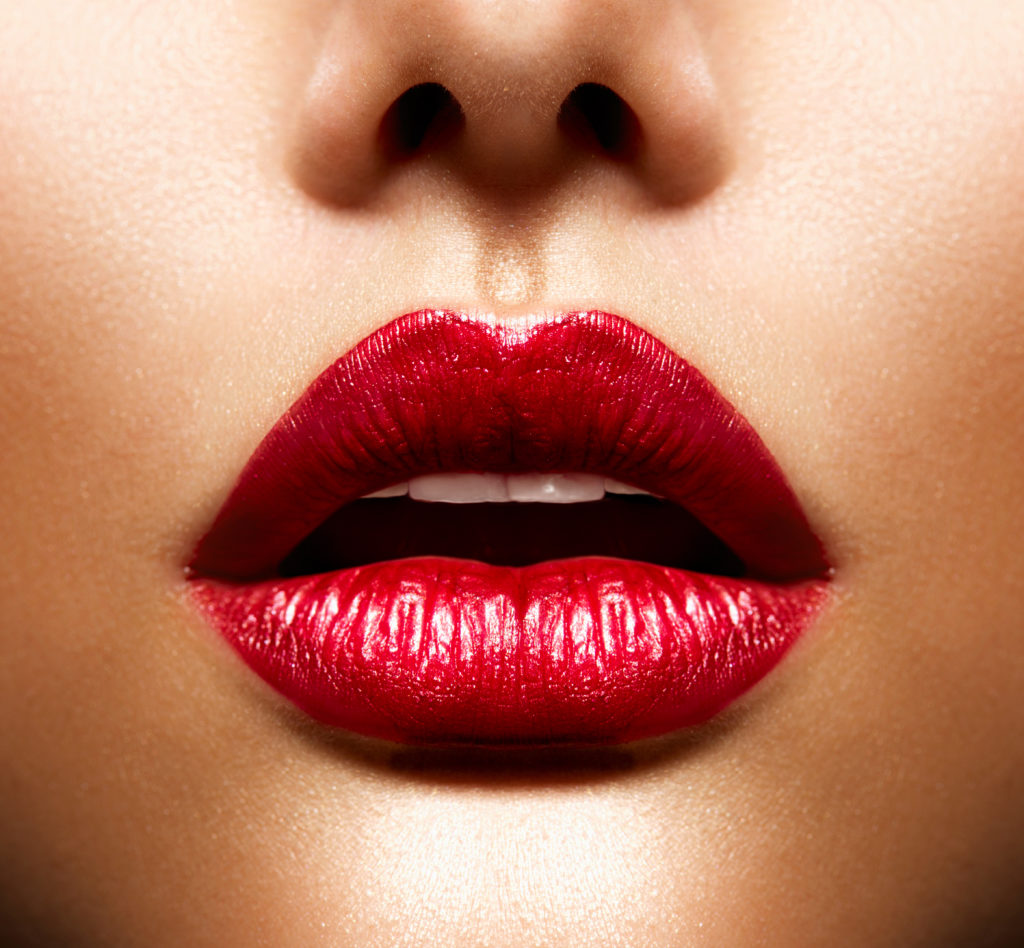 Jede der verschiedenen Lippenformen lässt sich in einen kräftigen Kussmund schminken. © shutterstock.com