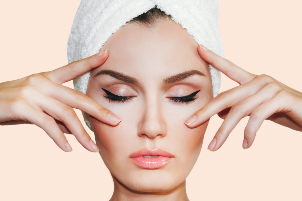 Anti-Falten Massagen fürs Gesicht helfen, Linien und Fältchen zu reduzieren. © shutterstock.com