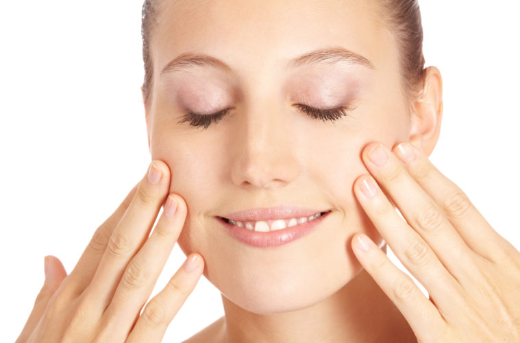 Anti-Falten Massage fürs Gesicht. Anti-Falten Massagen fürs Gesicht helfen © shutterstock.com