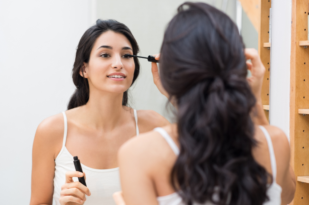 Mascara richtig auftragen muss gelernt sein! EYVA gibt Tipps für den perfekten Augenaufschlag. © shutterstock.com 