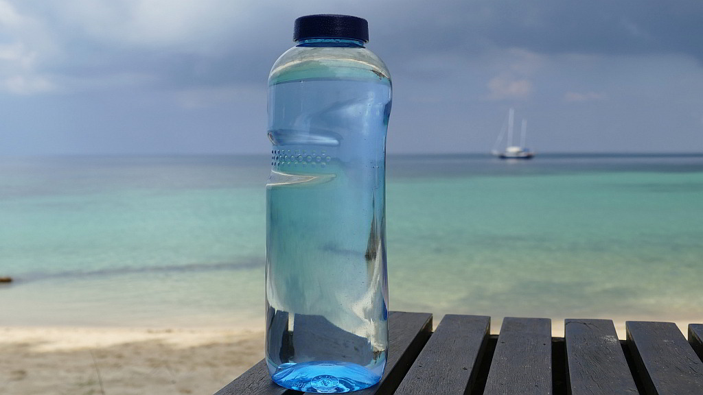 Bild Wasserflasche am Strand - EYVA Blog