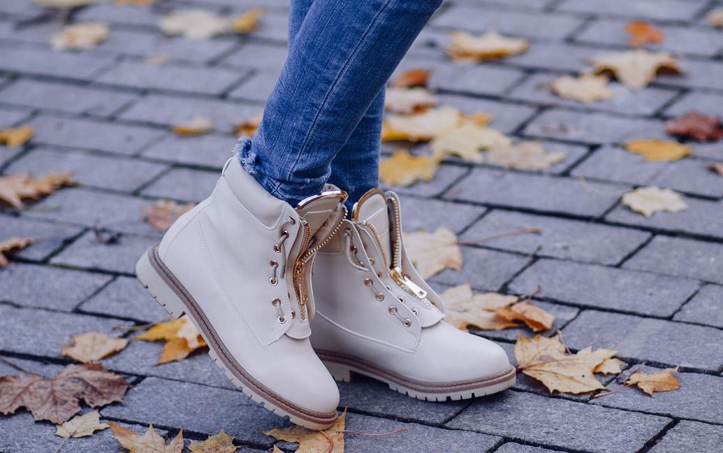 Schuhe und Herbstlaub - EYVA Blog