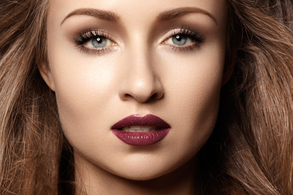 Make-Up-Look mit dunklem Lippenstift © shutterstock