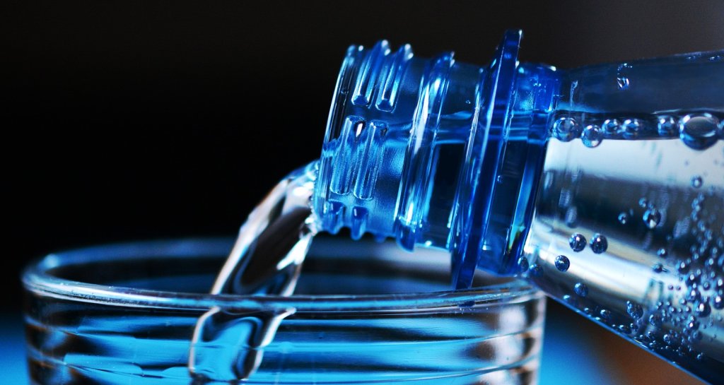 Wasser wird in ein Glas geschüttet - EYVA Blog