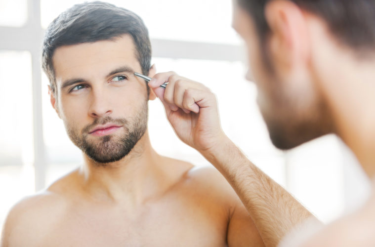 Männer Augenbrauen sollten gepflegt und gezupft werden. © shutterstock.com