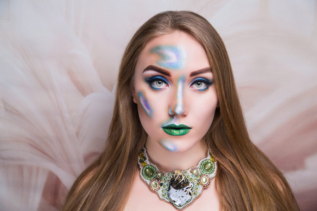 Holographisches Make-up gehört zu den Festival Make-up Trends 2018. © shutterstock.com